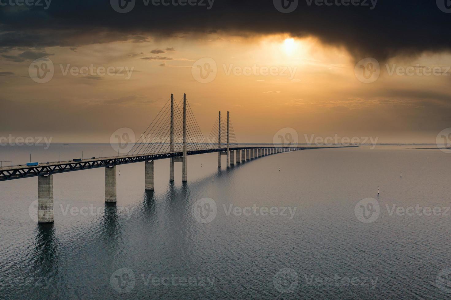 panoramautsikt över Öresundsbron under solnedgången över Östersjön foto