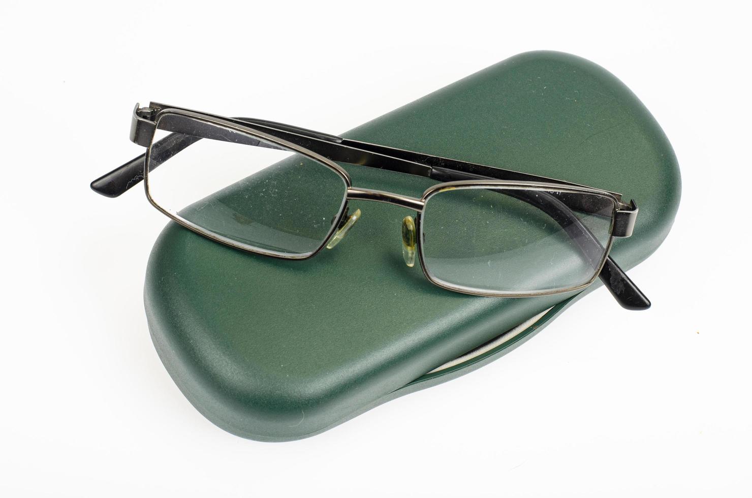 glasögon, förstorarprylar för läsning. studiofoto foto