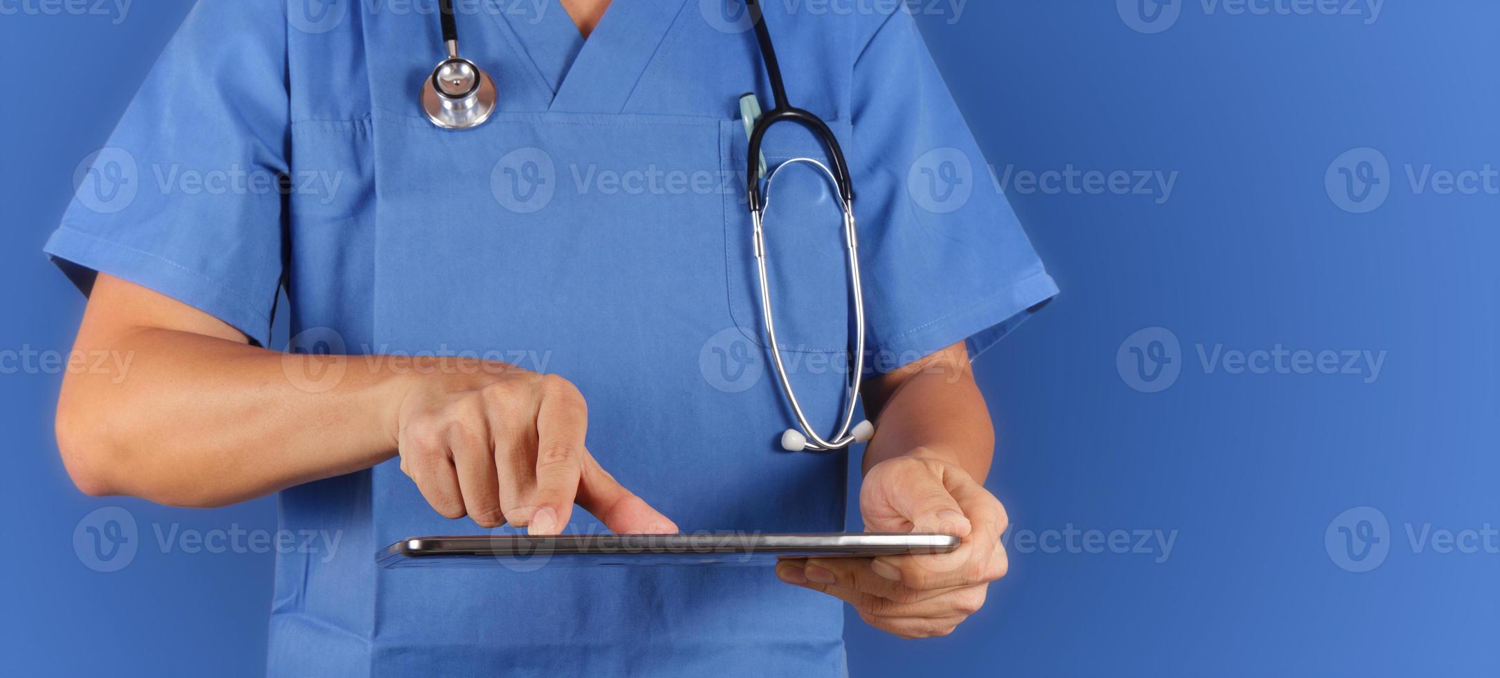 läkare som arbetar med surfplatta på blå bakgrund foto