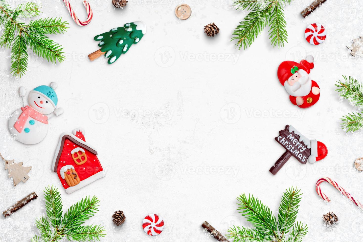 christmas bakgrund med kopia utrymme i mitten. juldekorationer med små figurer på en vit yta. ovanifrån, platt låg foto