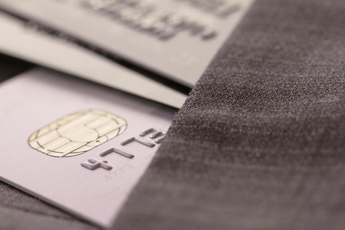 kreditkort i mycket grunt fokus med grå färg bakgrund foto