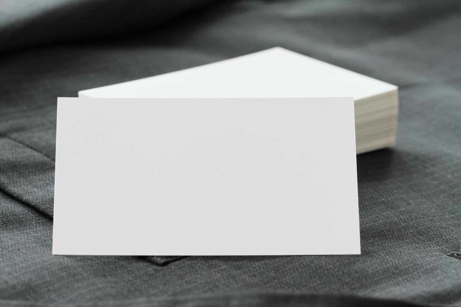 tomt företagsidentitetspaket visitkort med mörkgrå färgbakgrund. foto