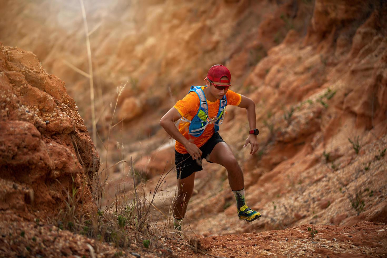 en man löpare av trail. och idrottares fötter iförda sportskor för traillöpning i skogen foto