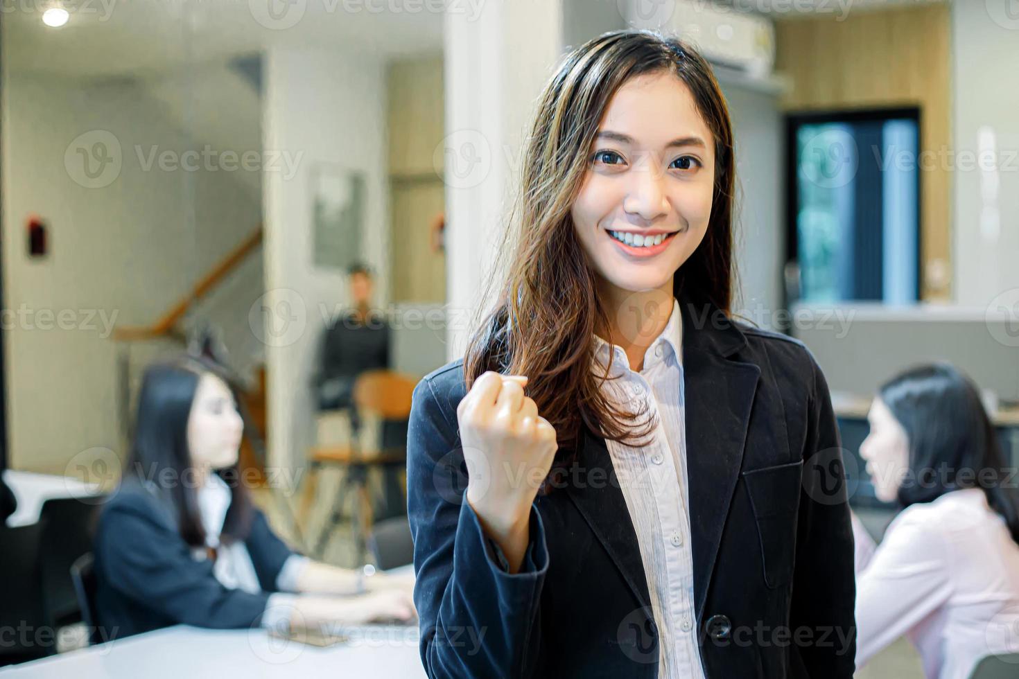 asiatiska affärskvinnors framgång och vinnande koncept - lyckligt team med upphöjda händer som firar genombrottet och prestationerna foto