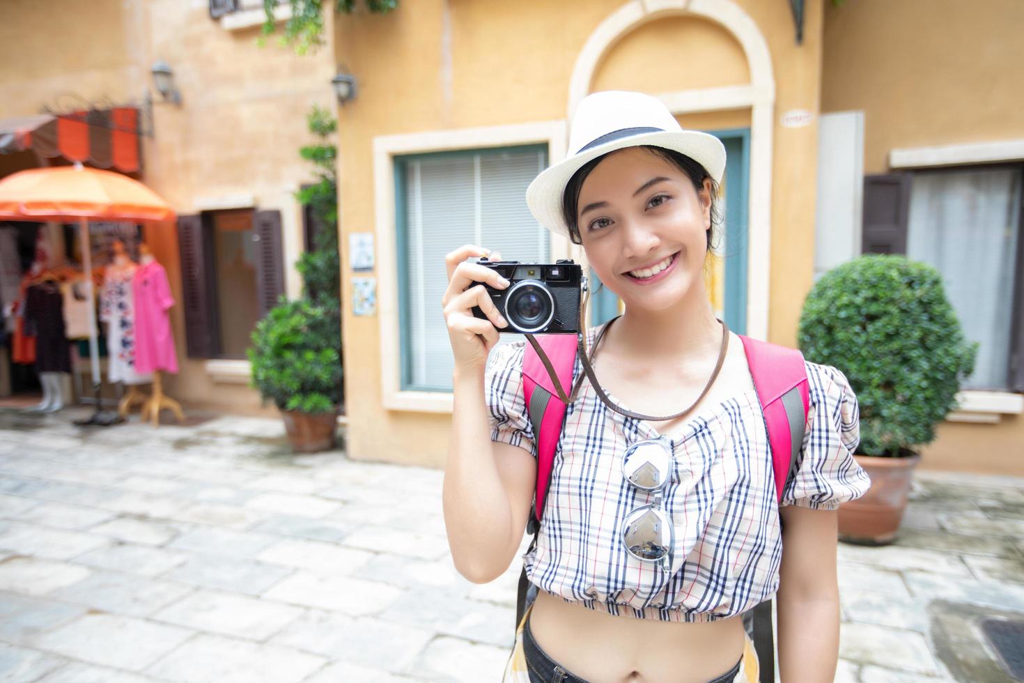 Asiatiska kvinnor ryggsäckar går tillsammans och glada tar foto och selfie koppla av tid på semester koncept resor