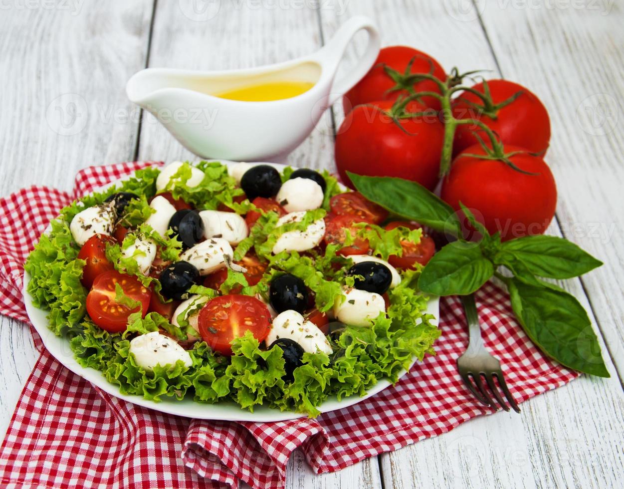 sallad med mozarellaost och grönsaker foto