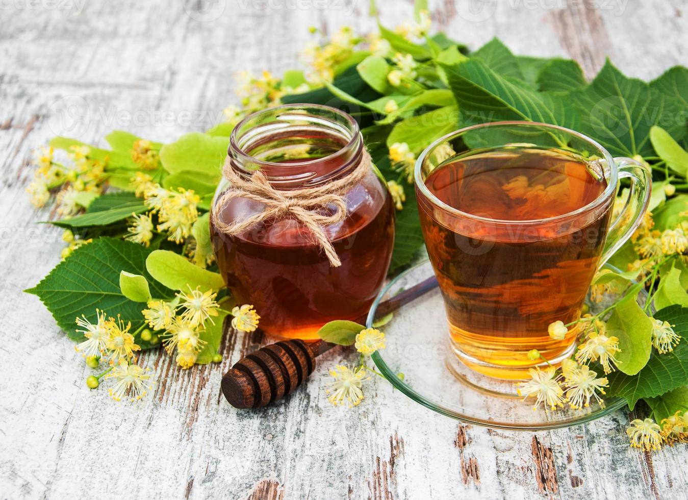 kopp örtte med lindblommor foto