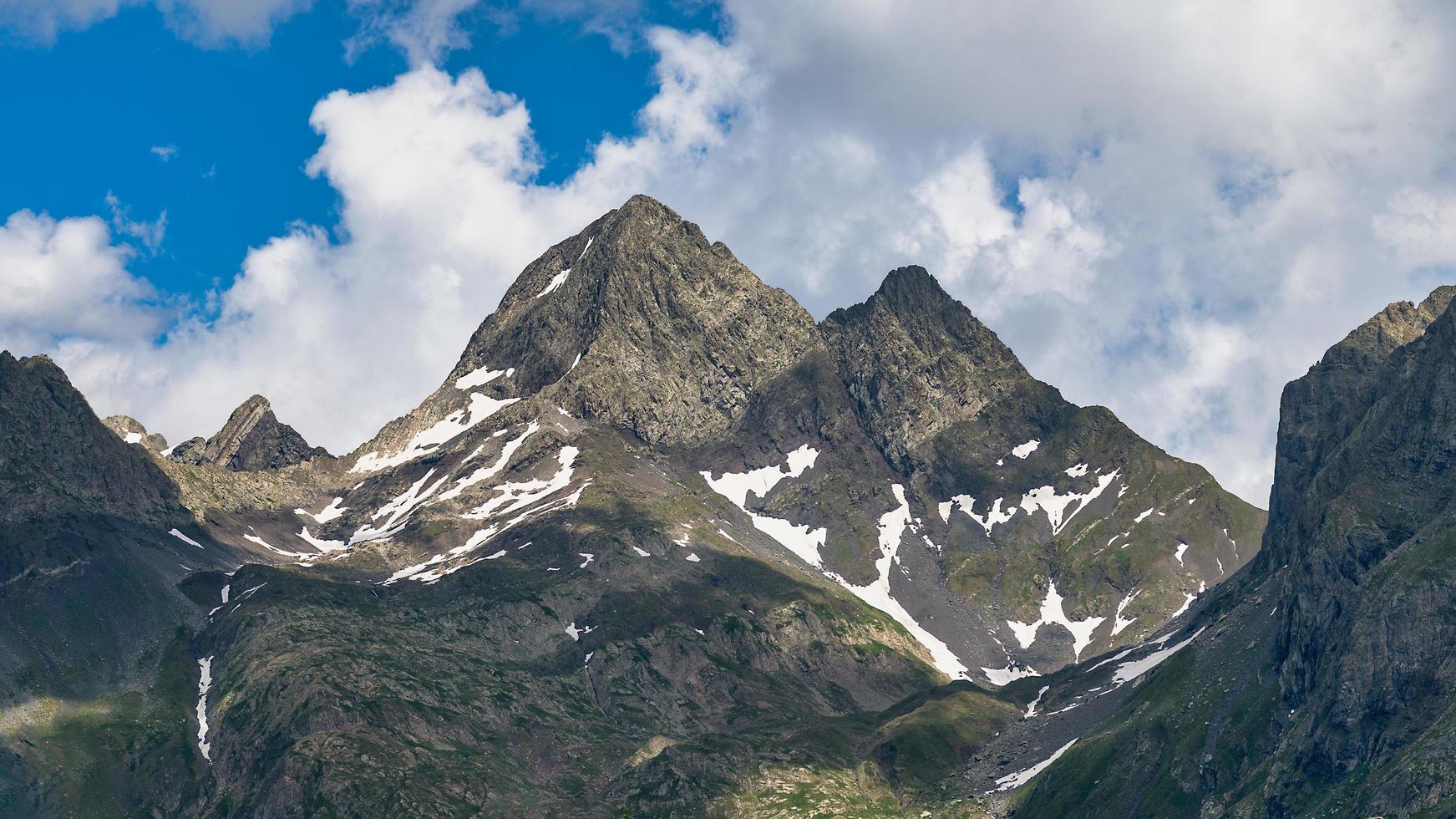 brembana dalen. bergamo. pizzo del diavolo och diavolino foto