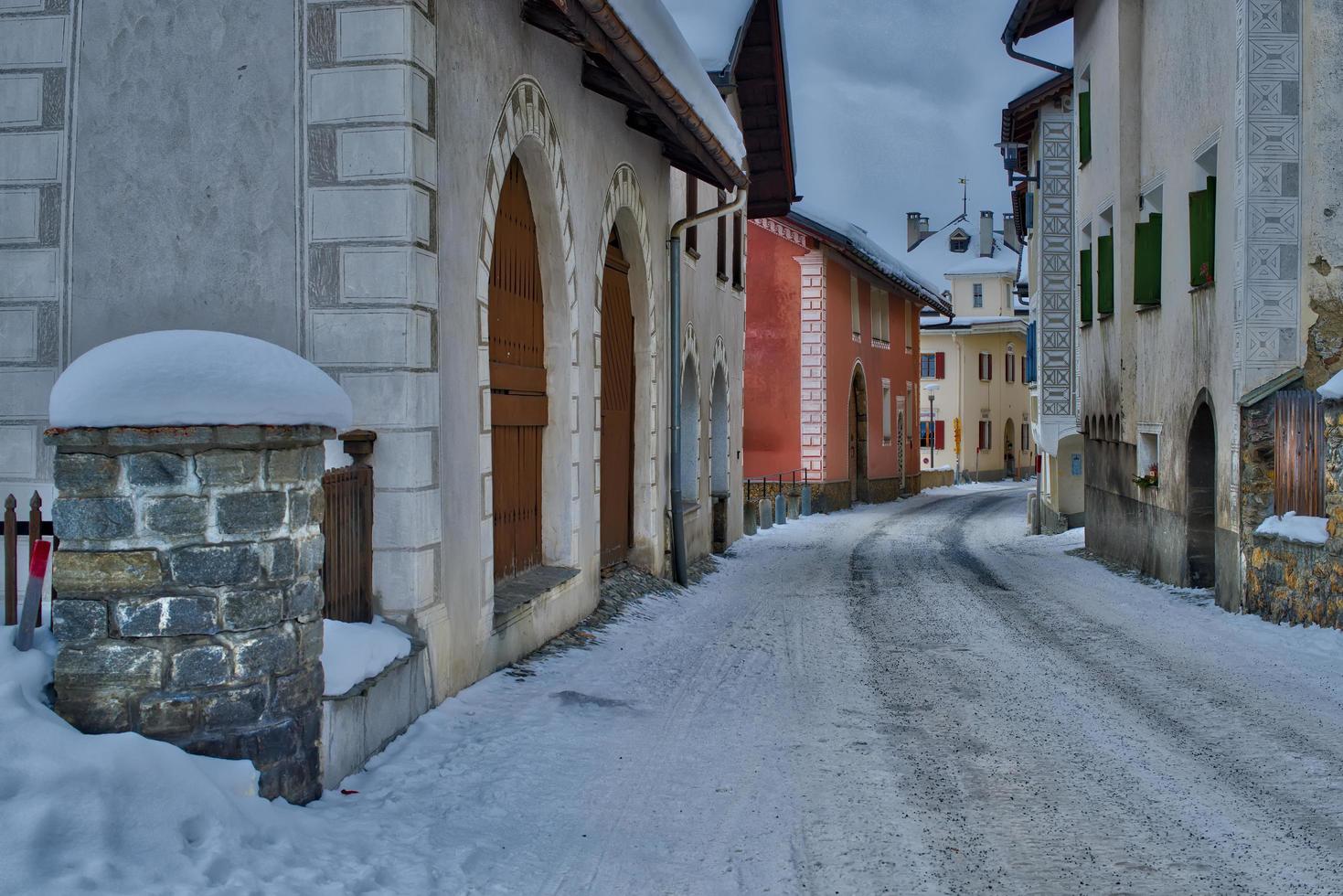 glimt av byn s-chanf i engadinedalen i schweiz foto