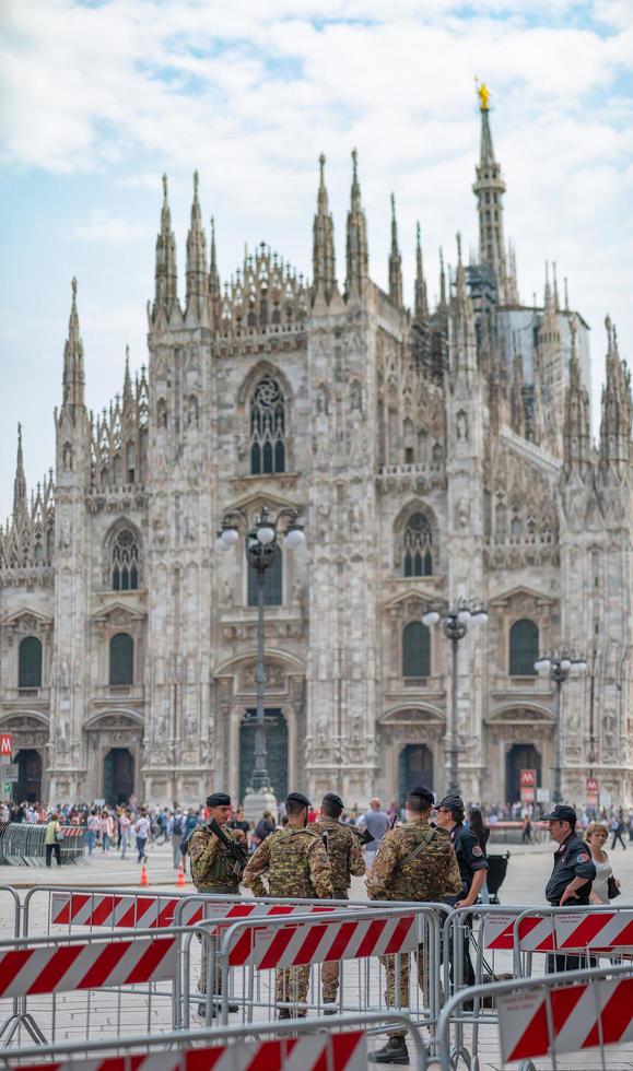 milano, Italien 2018- italiensk armé vid ingången till milanos duomo torg, antiterrorkontroll foto