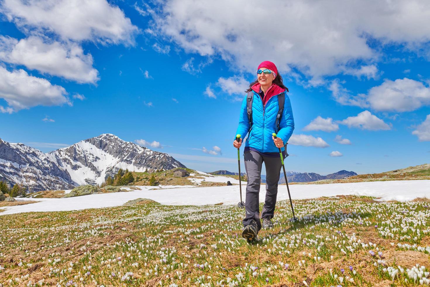 flicka under en ängsutflykt med stilla snö och krokusblommor foto