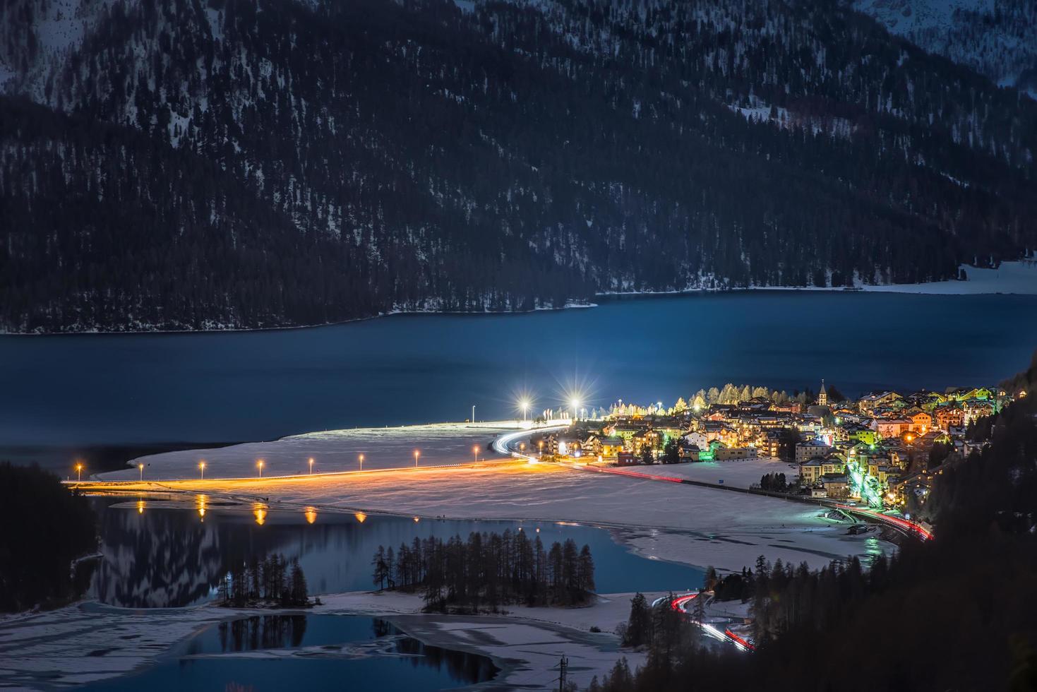 alpby vid sjön foto