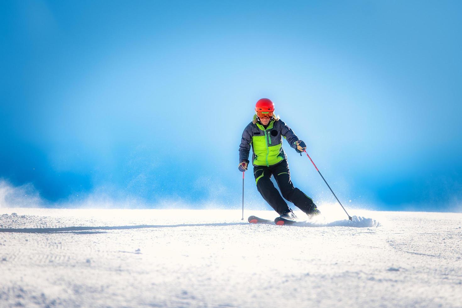 flicka kvinna kvinna på skidan i aktion foto