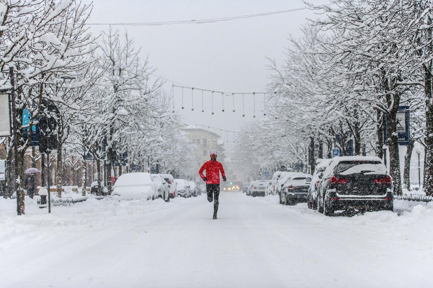 springer runt på stan under ett kraftigt snöfall foto