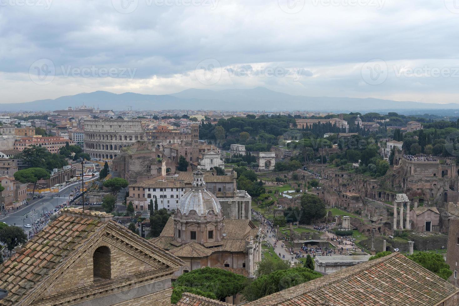 utsikt över colosseum och santi luca e martina. foto