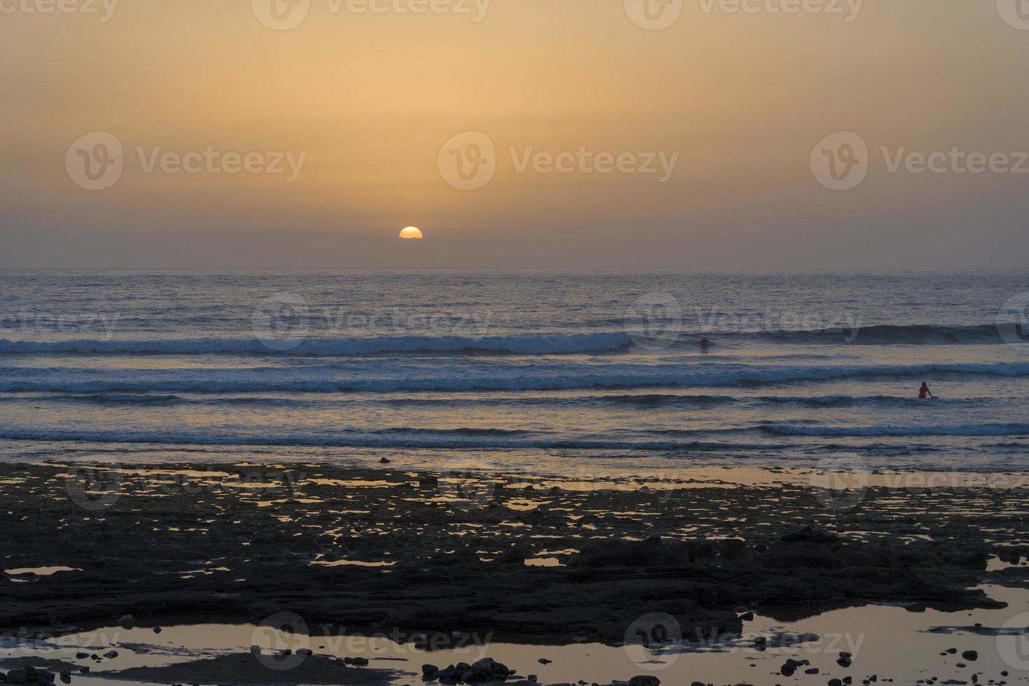 solnedgång på teneriffa med utsikt över havet, vacker solnedgång. foto