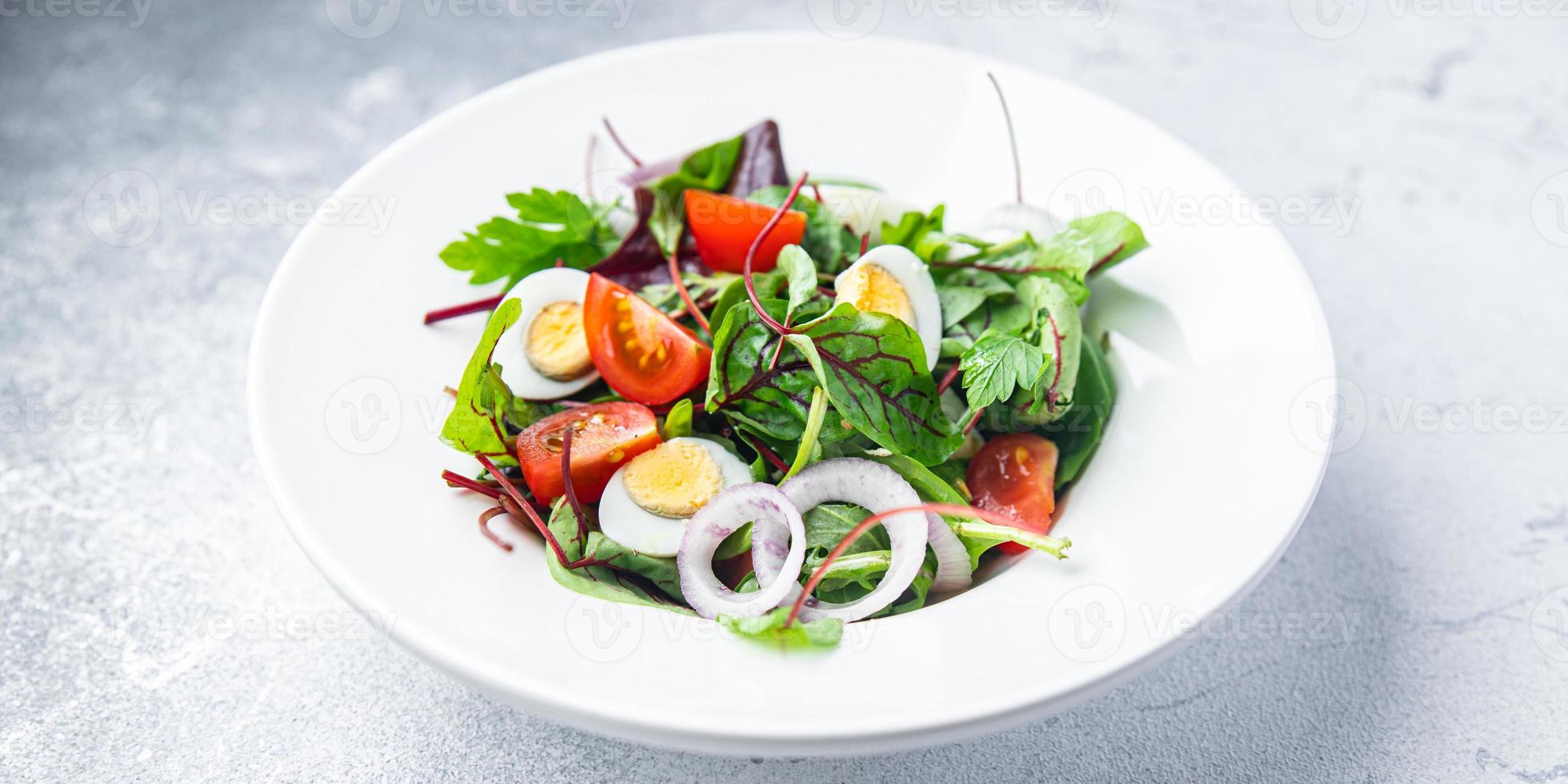 sallad vaktelägg tomat, sallad mix lämnar hälsosam måltid keto eller paleo diet foto