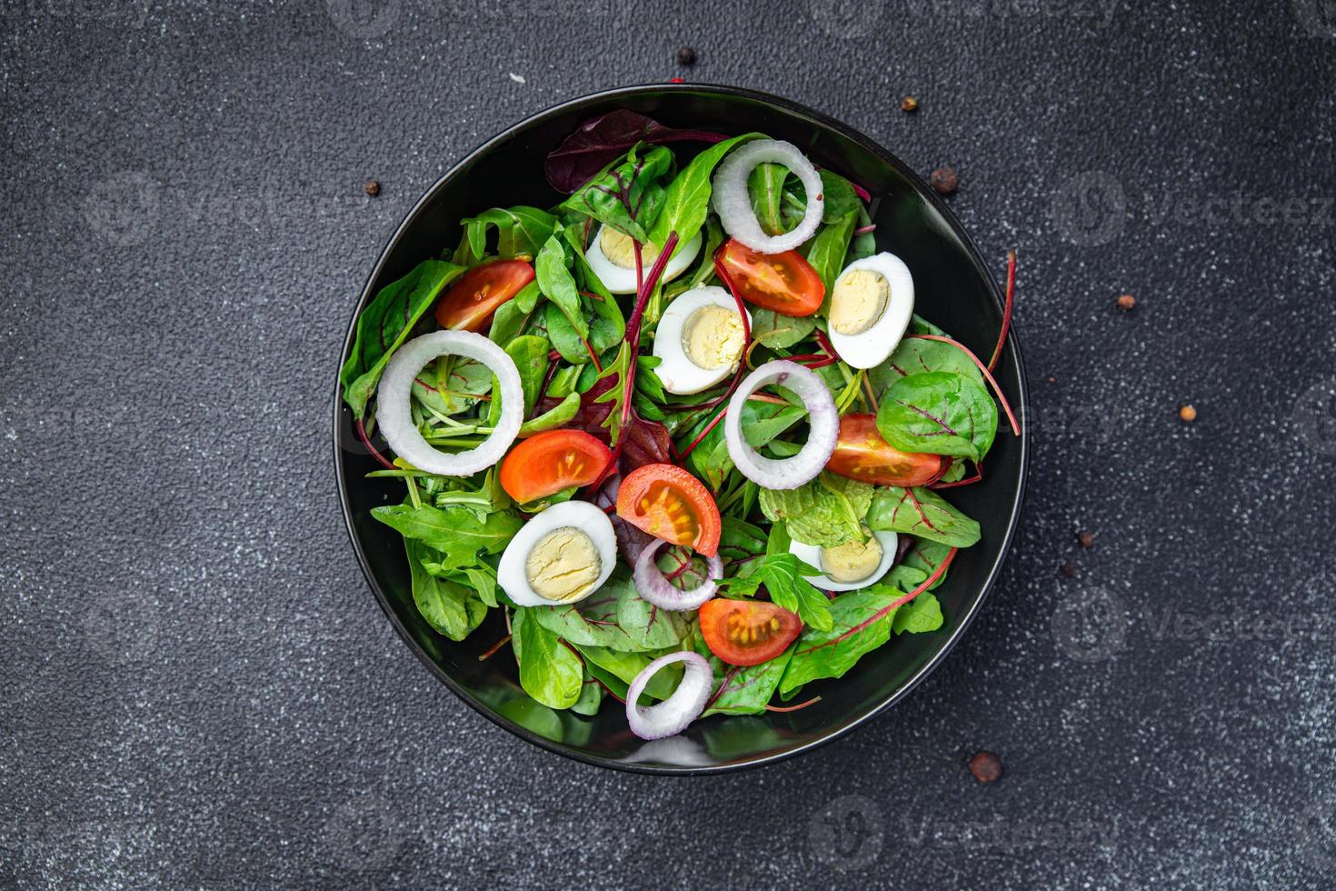 sallad vaktelägg tomat, sallad mix lämnar hälsosam måltid keto eller paleo diet foto