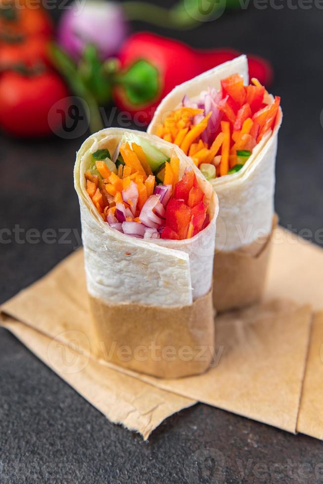 vegetarisk shawarma doner kebab burrito fyllning grönsak foto