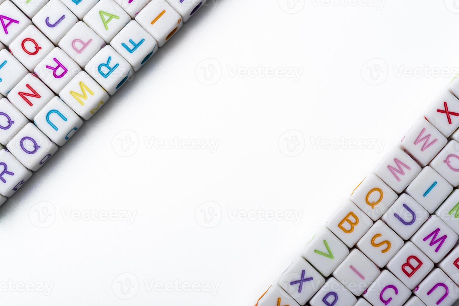 många färgglada dekorativa kuber med bokstäver på en vit bakgrund. foto