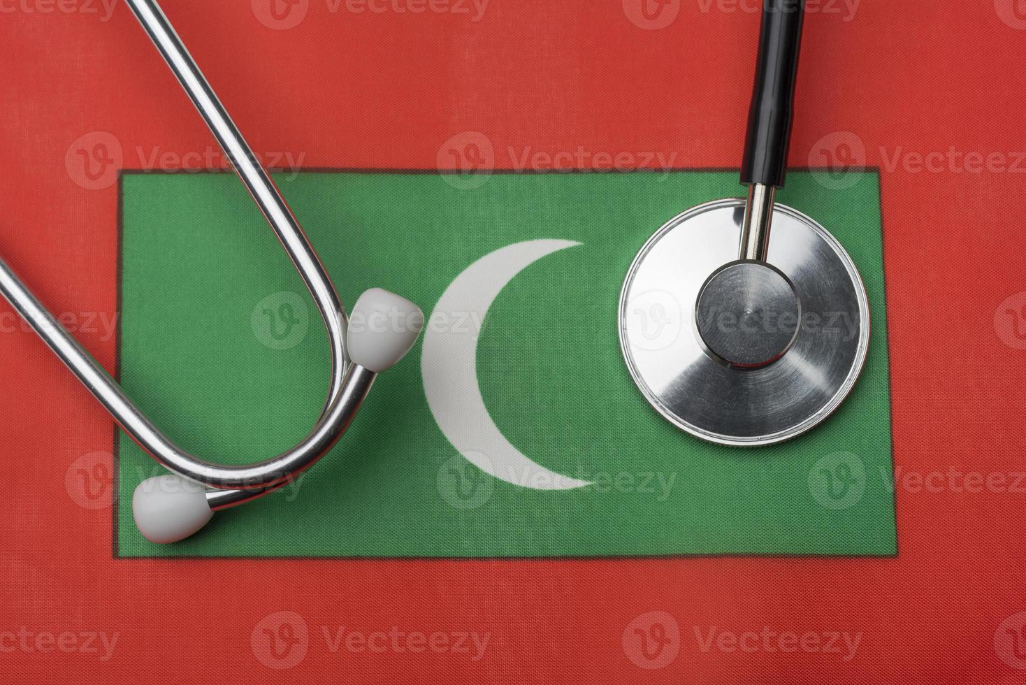 på maldivernas flagga finns ett stetoskop. foto
