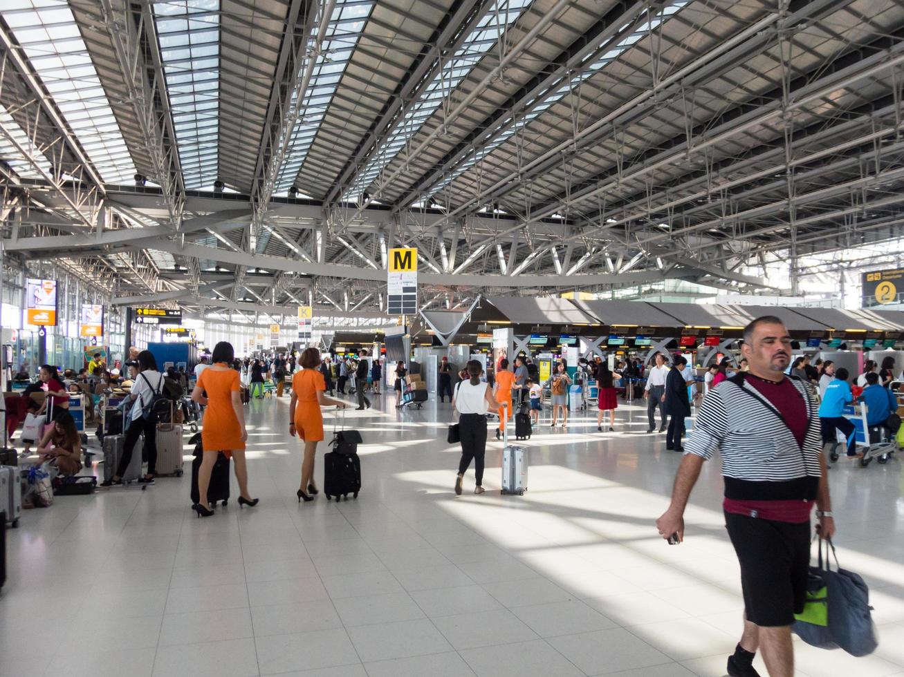 suvarnabhumi bangkok thailand31 oktober 2018på flygplatsen går passagerare till olika delar av flygplatsen. Suvarnabhumi flygplats är thailands huvudflygplats.0n bangkok thailand. foto