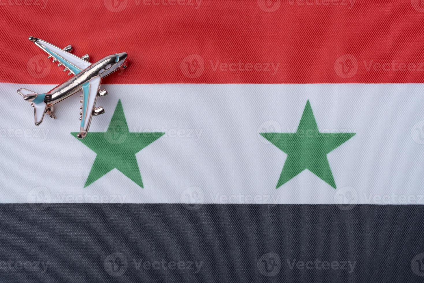 flygplan över syriens flagga resekoncept. leksaksplan. foto