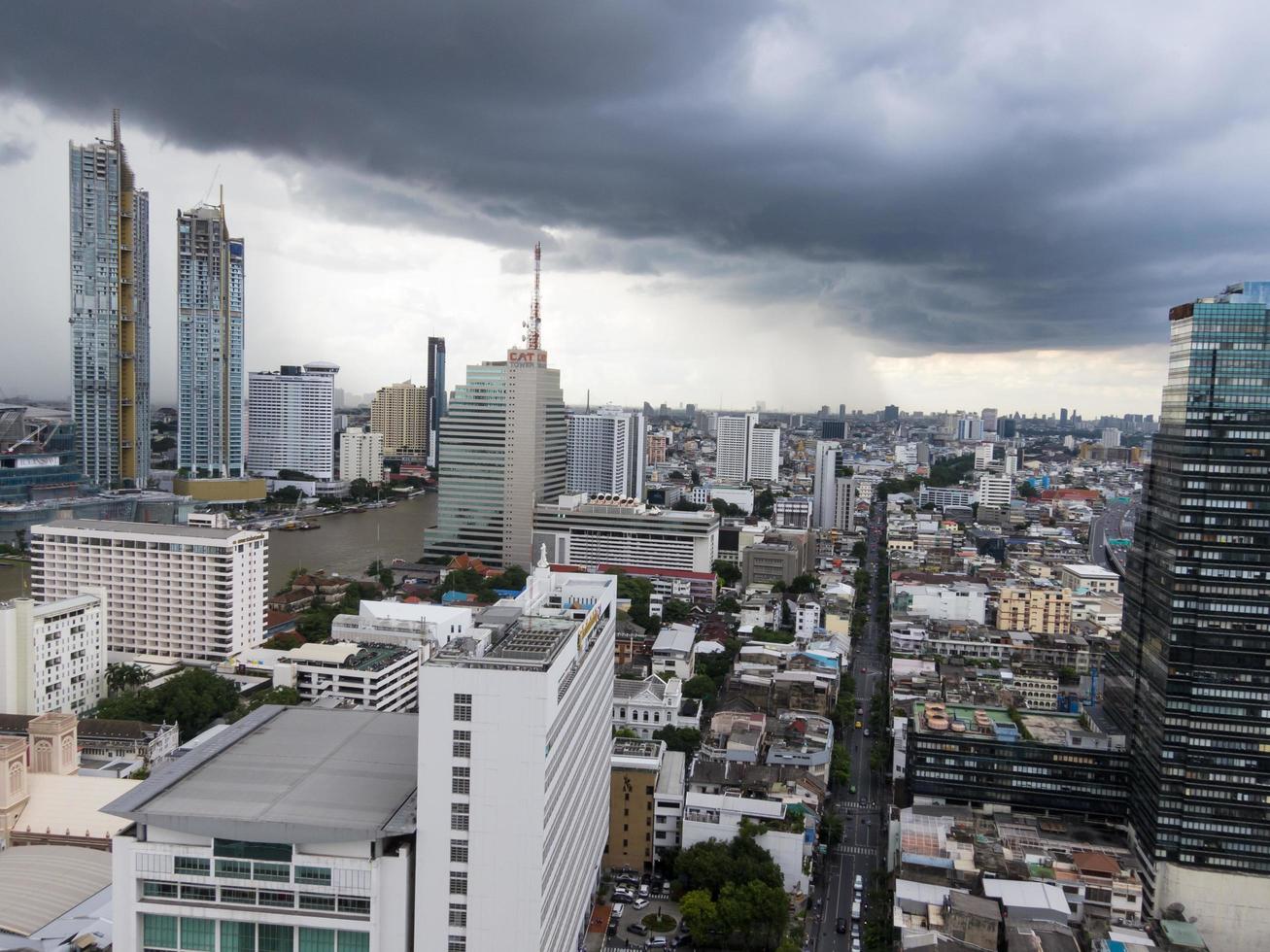 bangkokthailand17 september 2018vy av bangkok under regnperioden ser bortom regnet faller i staden den 17 september 2018 i thailand. foto