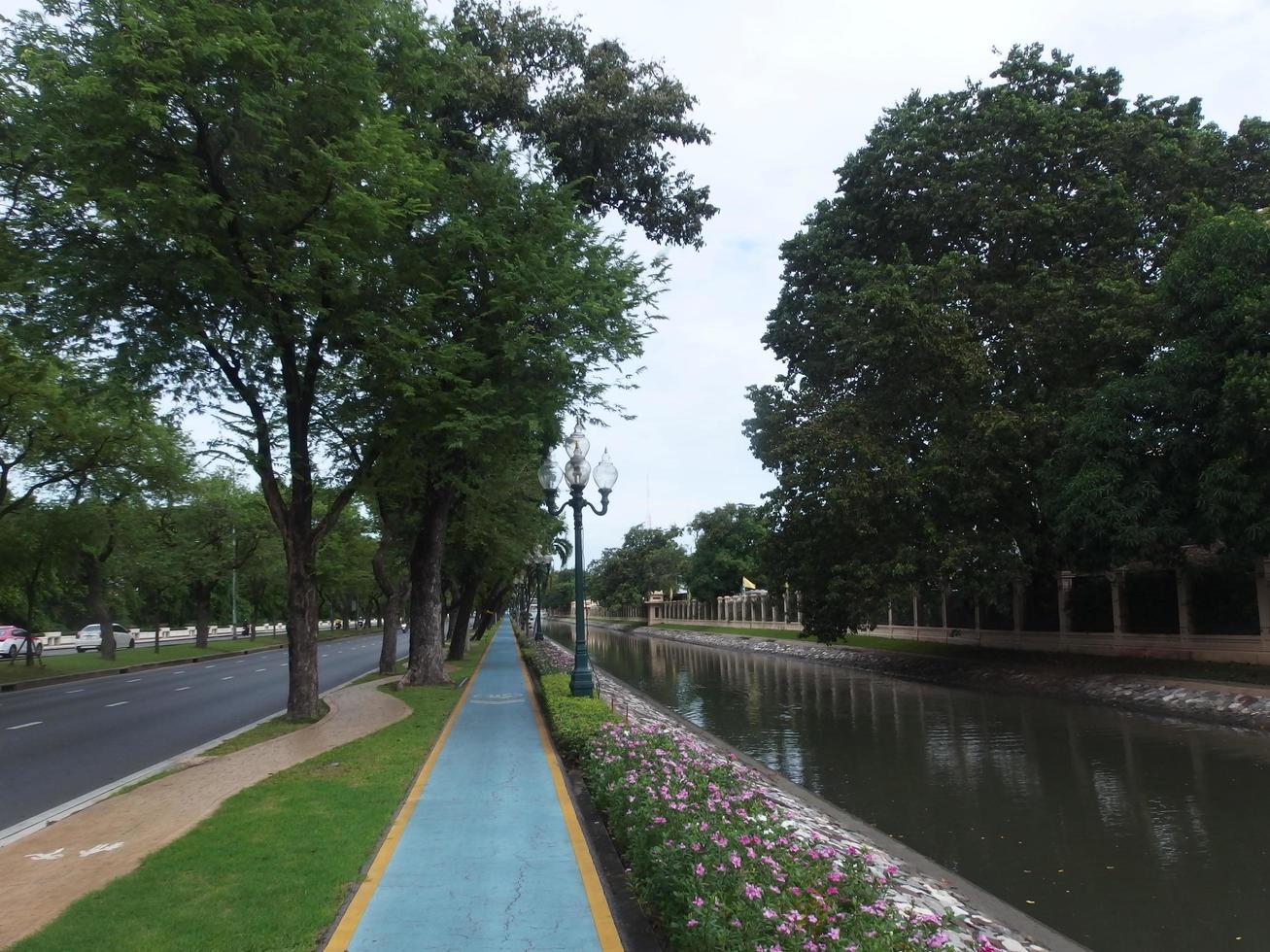 vatten och mur i chitralada palacebangkok thailand 8 juni 2019. foto