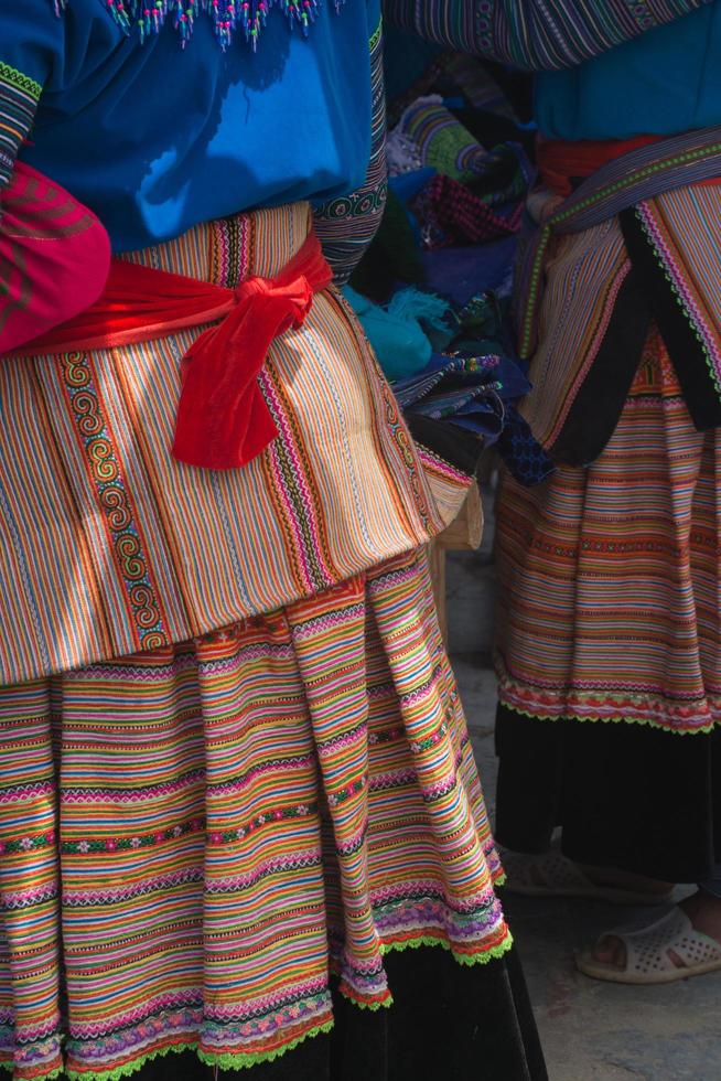 kvinnor som bär färgglada traditionella dräkter på sapa sett från ryggen. vietnam foto