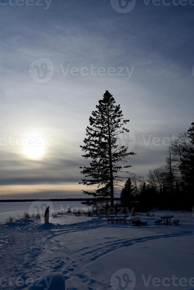 vinter i Manitoba - solnedgång över en frusen sjö foto