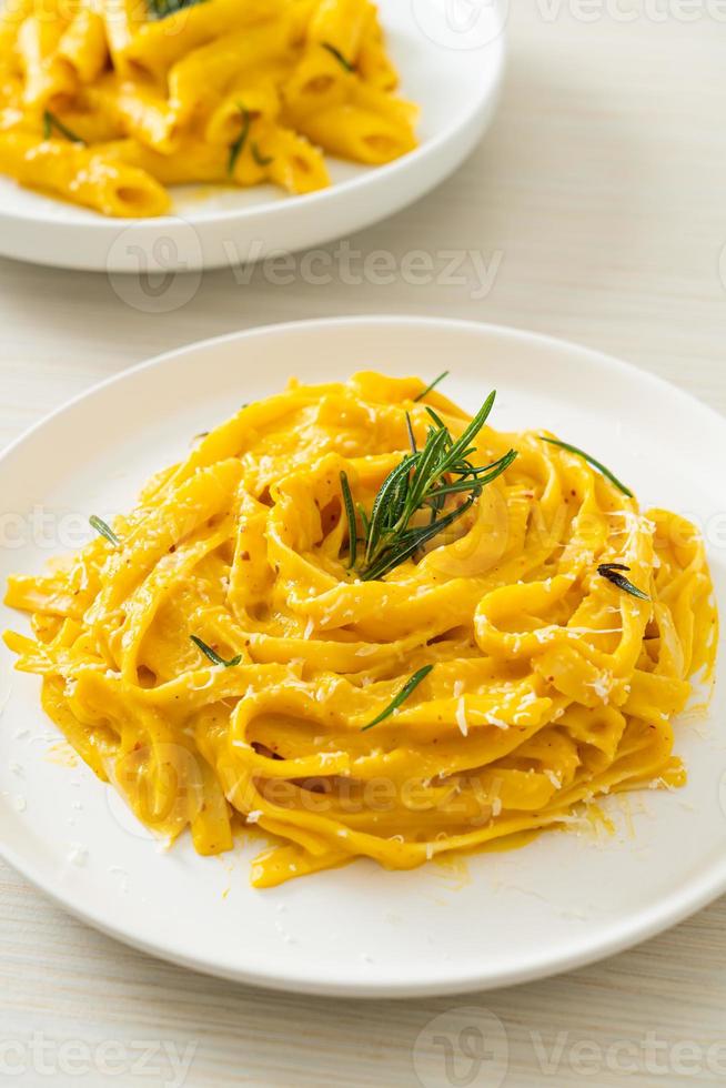 fettuccinapasta med krämig sås av butternutpumpa foto