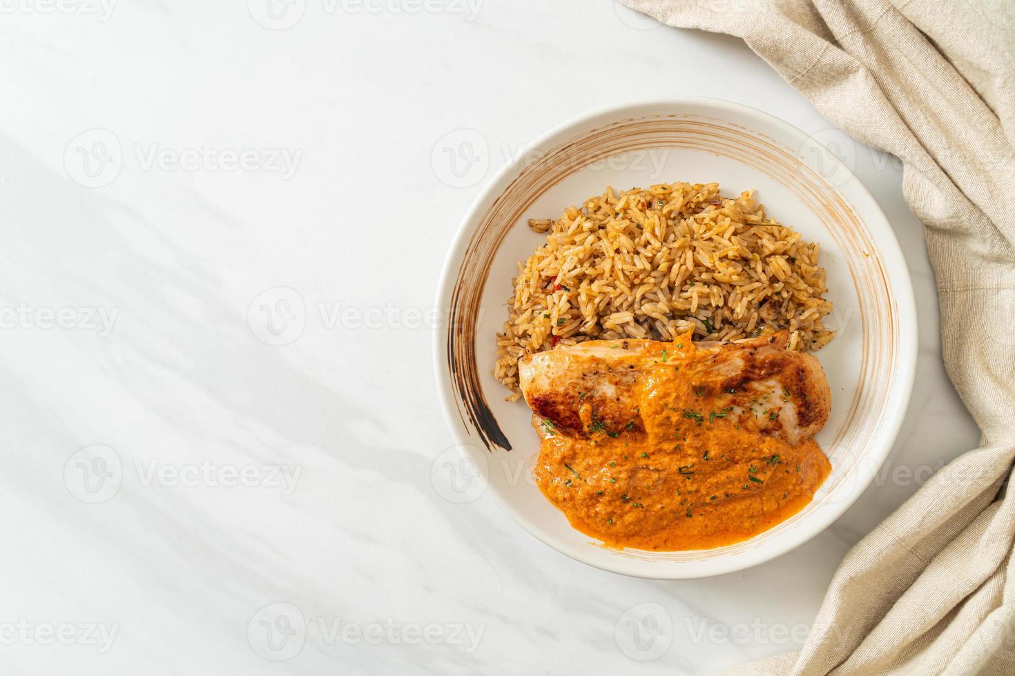 grillad kycklingstek med röd currysås och ris foto
