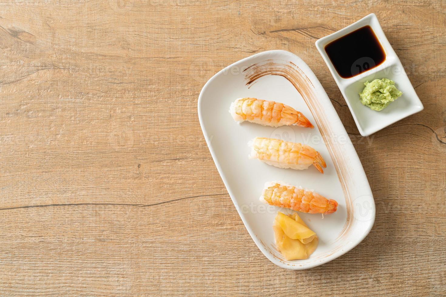 räksushi eller ebi nigiri sushi foto