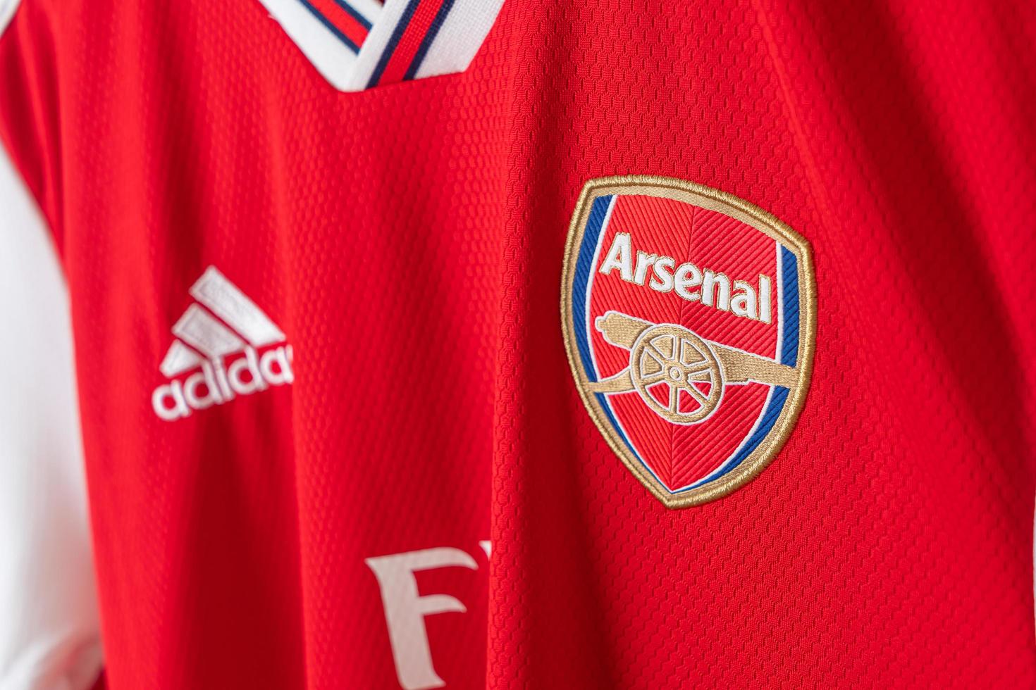 bangkok, thailand - 18 jan 2022 - arsenal logotyp på arsenal tröja hemmatröja säsongen 2019-2020 foto