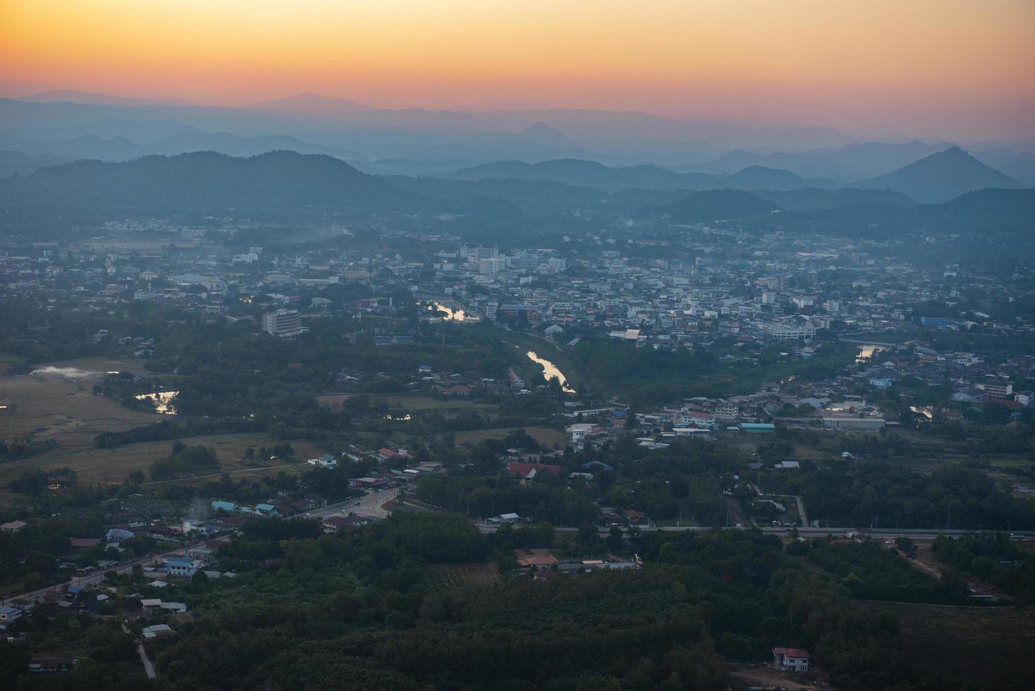 utsiktspunkt solnedgång på berget med loei stad och loei floden vackra ljus landmärke loei, thailand. phu bo bid nationalpark foto