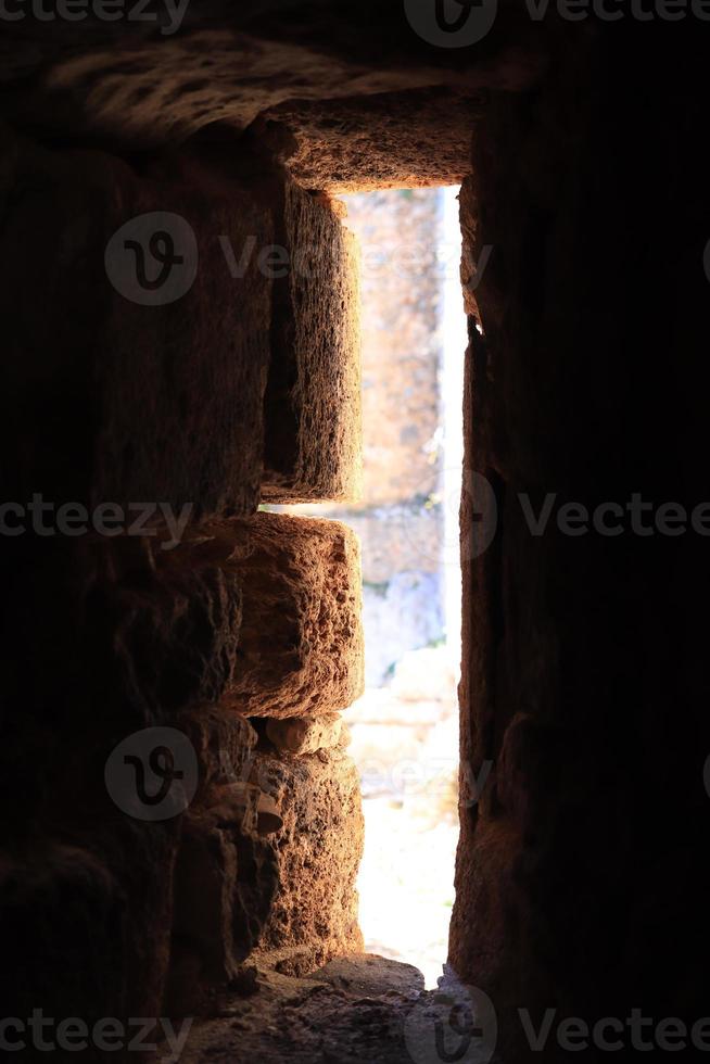 gamla torn fönster solljus. bedesten alanya fästning. Kalkon. foto