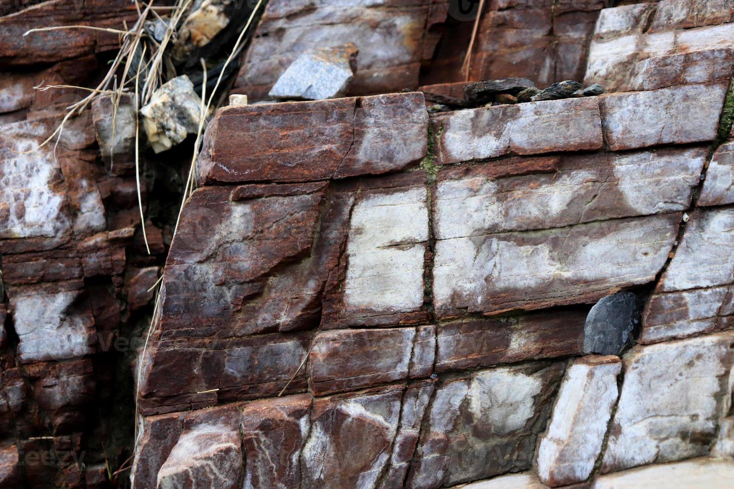 skiktad rock textur. berg sten mönster bakgrund. foto