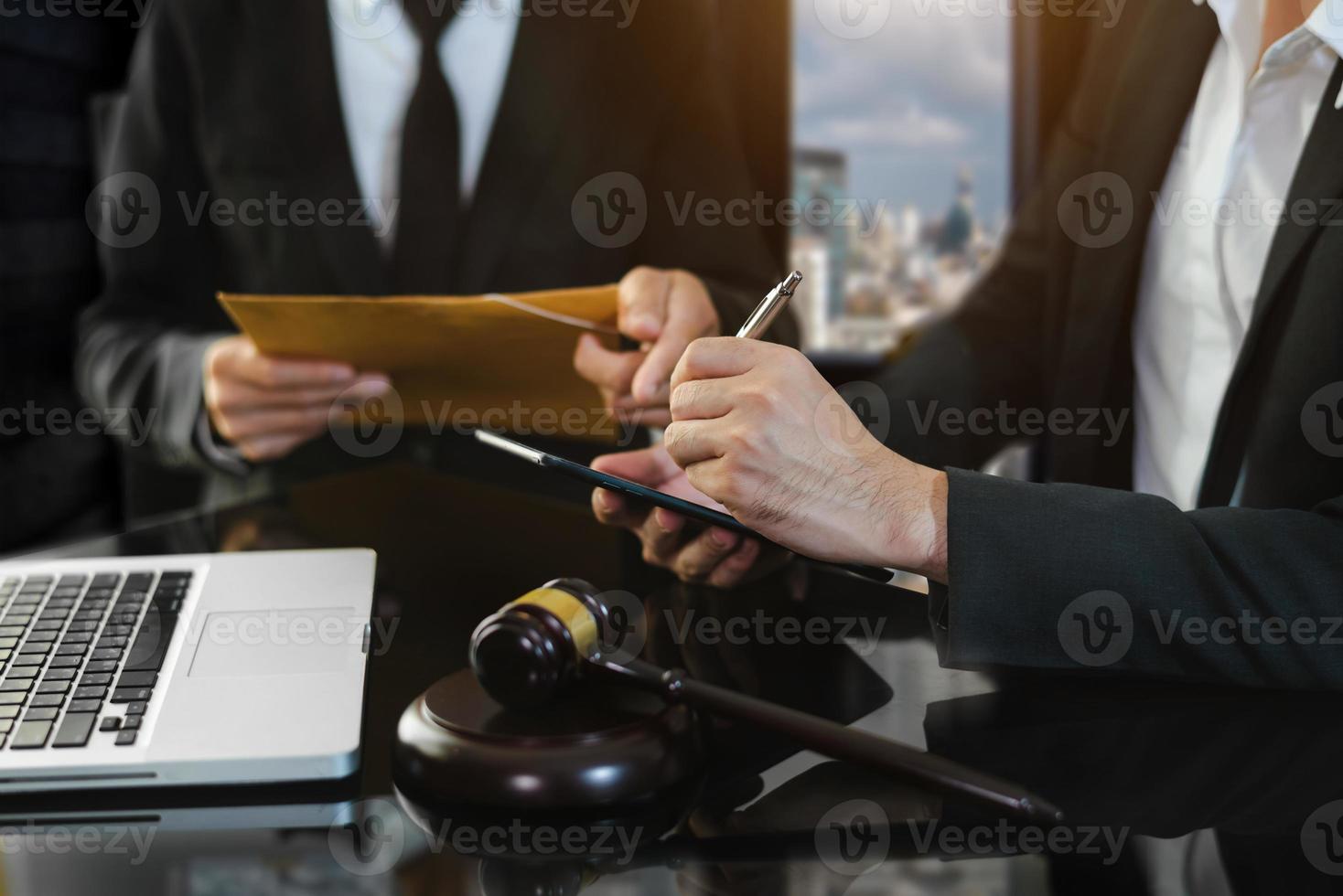 affärsmän och advokater diskuterar kontrakt papper sitter. rättsbegrepp, juridiska tjänster. foto