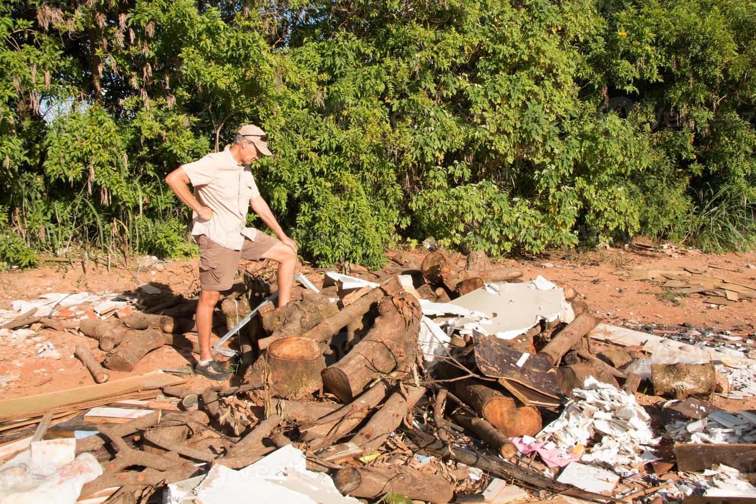 miljöpartist som inspekterar skräp och annat skräp som dumpats illegalt i stadsgränserna i Brasilien, Brasilien foto