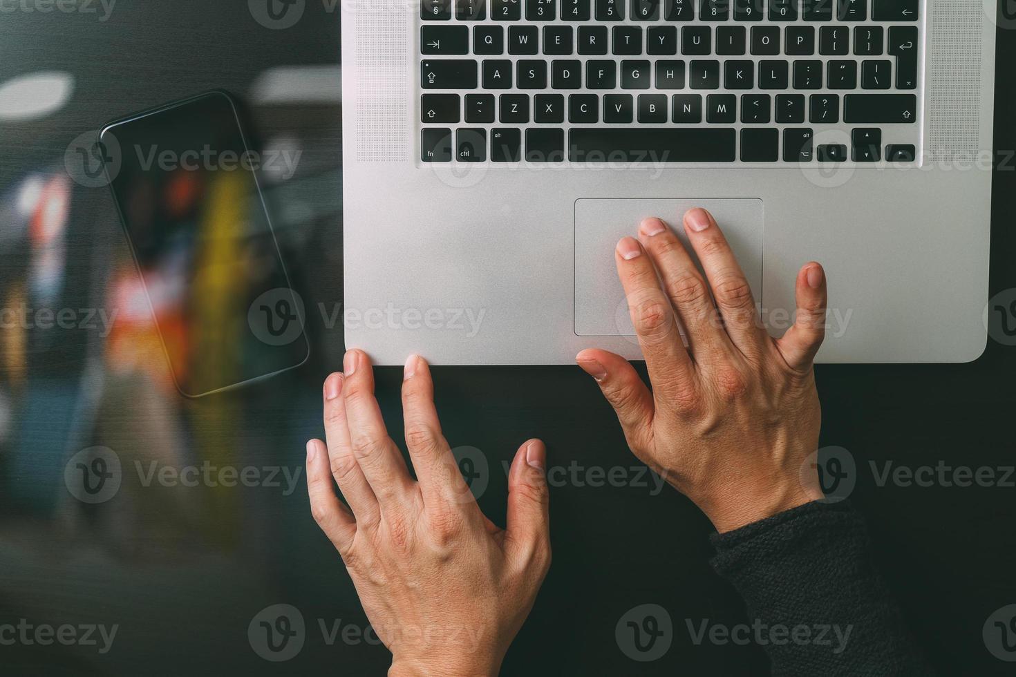 cybersäkerhet internet och nätverk concept.businessman hand arbetar mobiltelefon på bärbar dator bakgrund foto