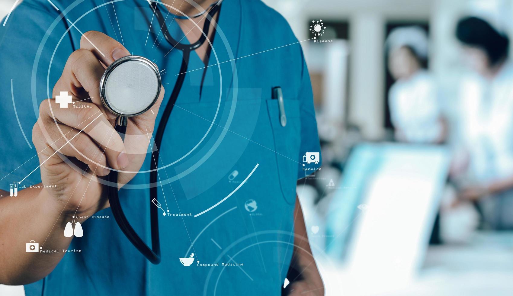 sjukvård och medicin concept.smart läkare som arbetar med stetoskop på moderna sjukhus foto