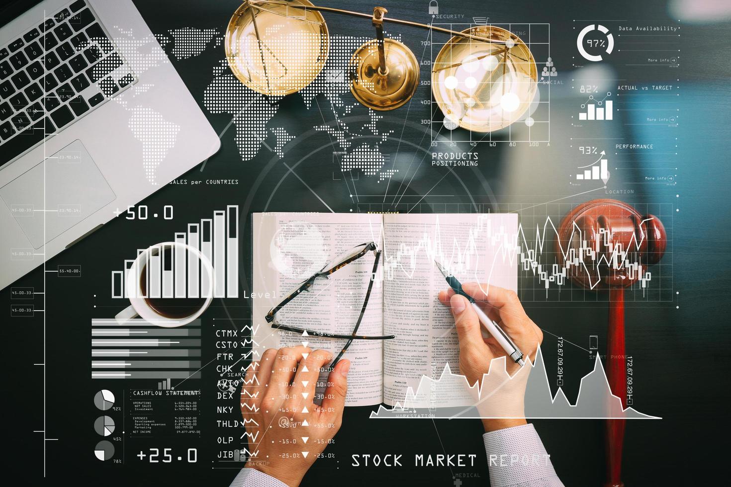 rättvisa och lag koncept. ovanifrån av manlig domare hand i en rättssal med klubban och mässingsvågen och dator och öppen bibelbok på mörkt träbord med vr-diagram foto