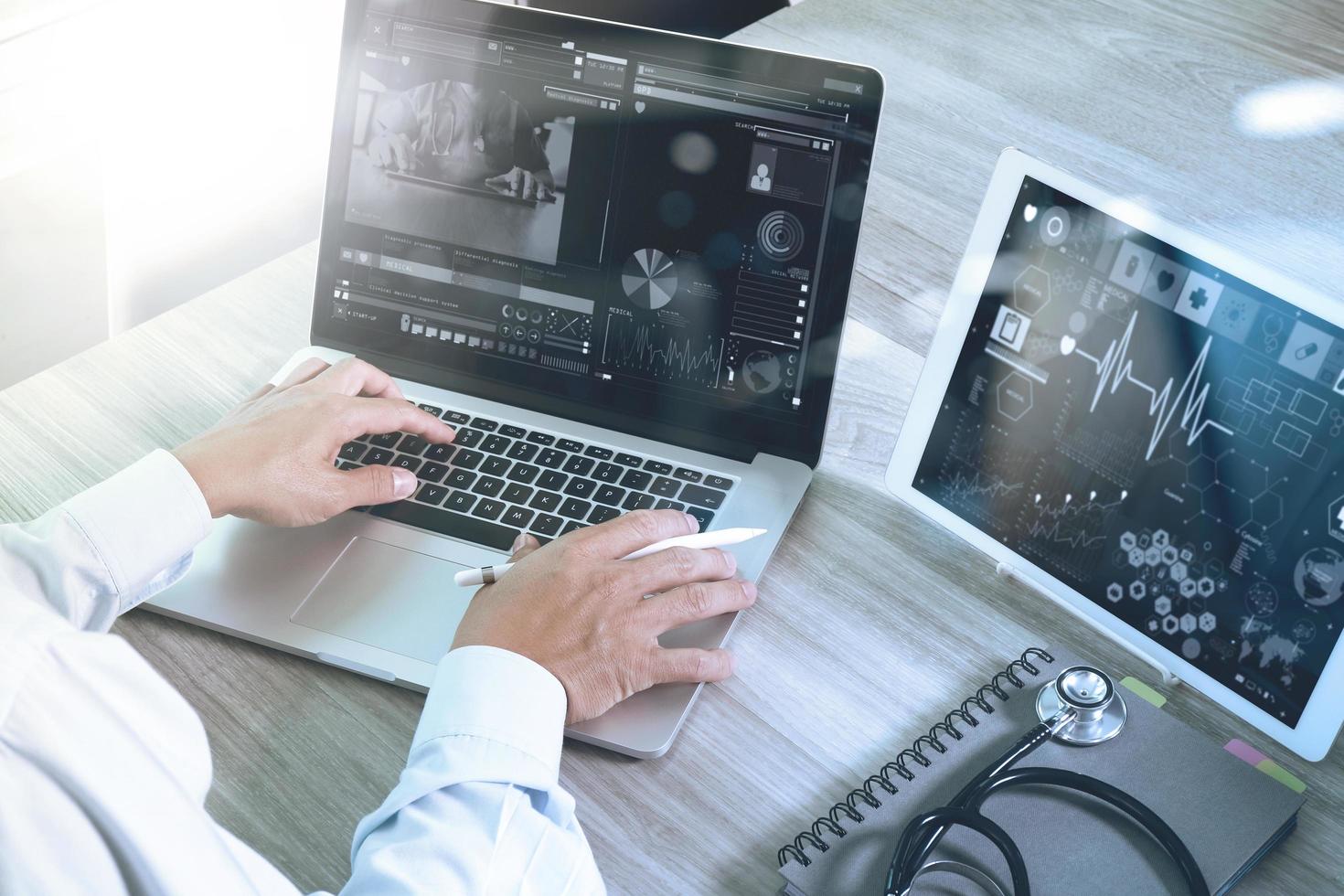 läkare som arbetar med digital surfplatta och bärbar dator med smart telefon i medicinsk arbetsyta kontor och videokonferens som koncept foto