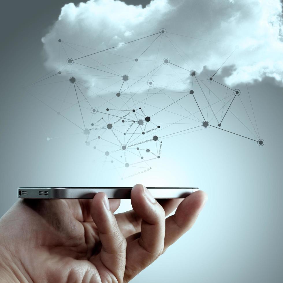 hand som håller mobiltelefon med sociala medier diagram nätverk-konceptet för kommunikation i nätverket i molnet foto