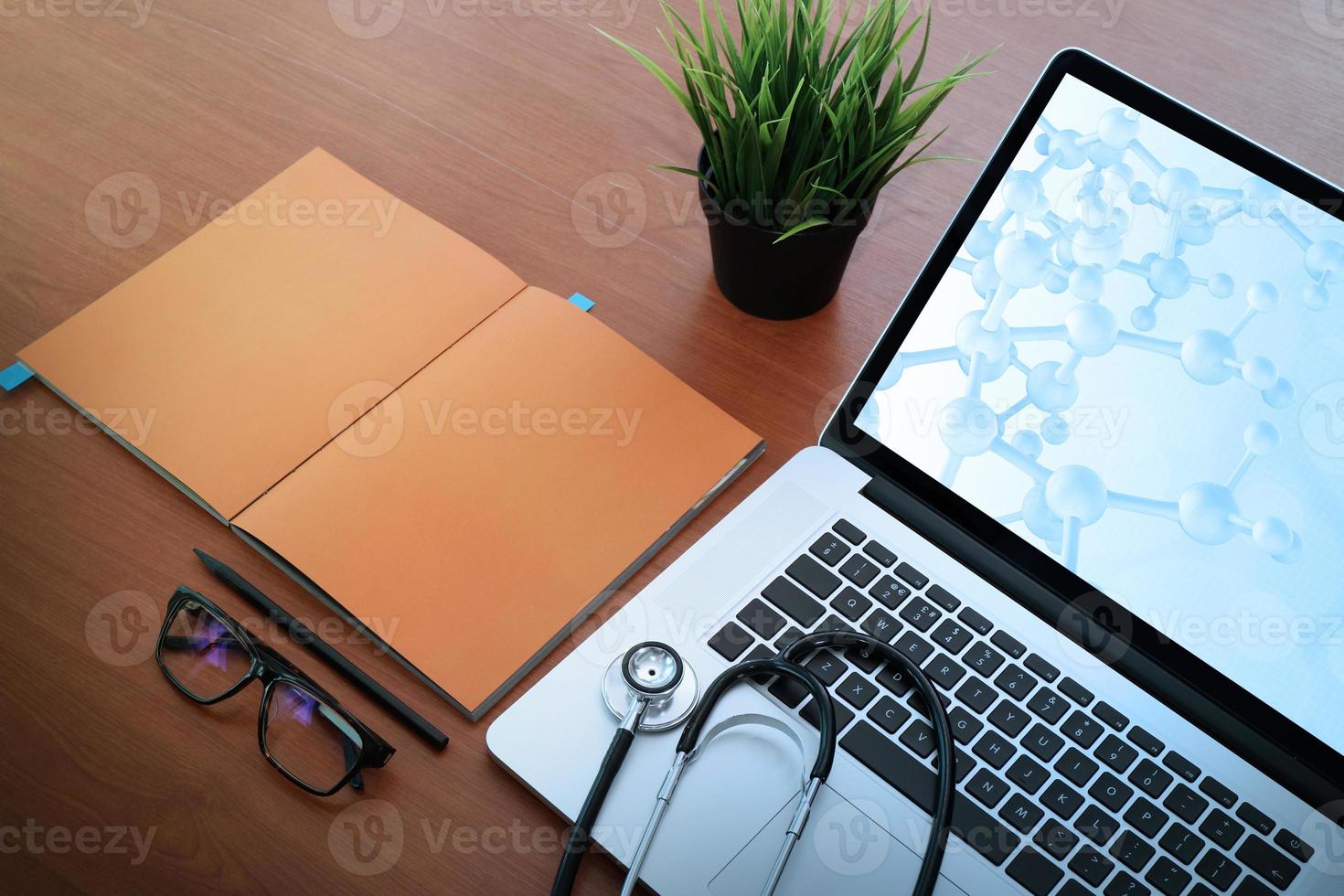 ovanifrån av modern bärbar dator och dna-diagramskärm på träskrivbord som medicinskt koncept foto