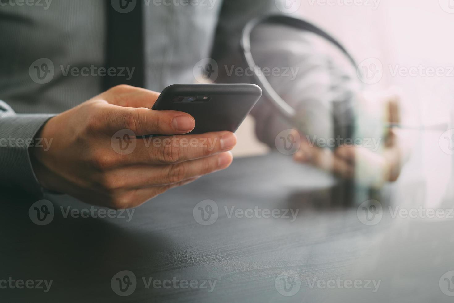 affärsman som använder voip-headset med mobiltelefon och konceptkommunikation callcenter på trä skrivbord foto