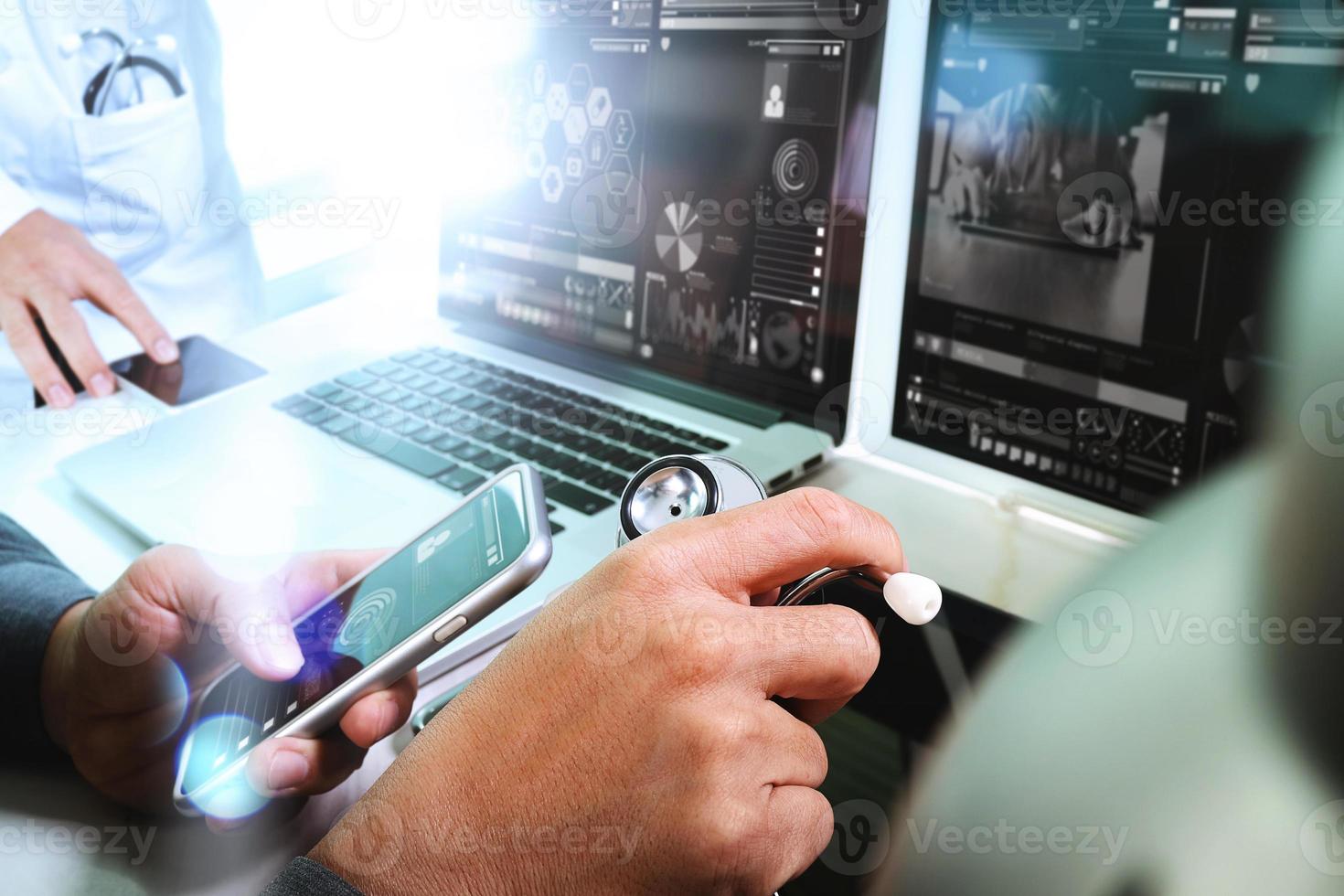 medicinsk teknik nätverk team möte koncept. läkare hand arbetar smart telefon modern digital surfplatta bärbar dator medicinskt diagram gränssnitt, dubbel exponering effekt foto