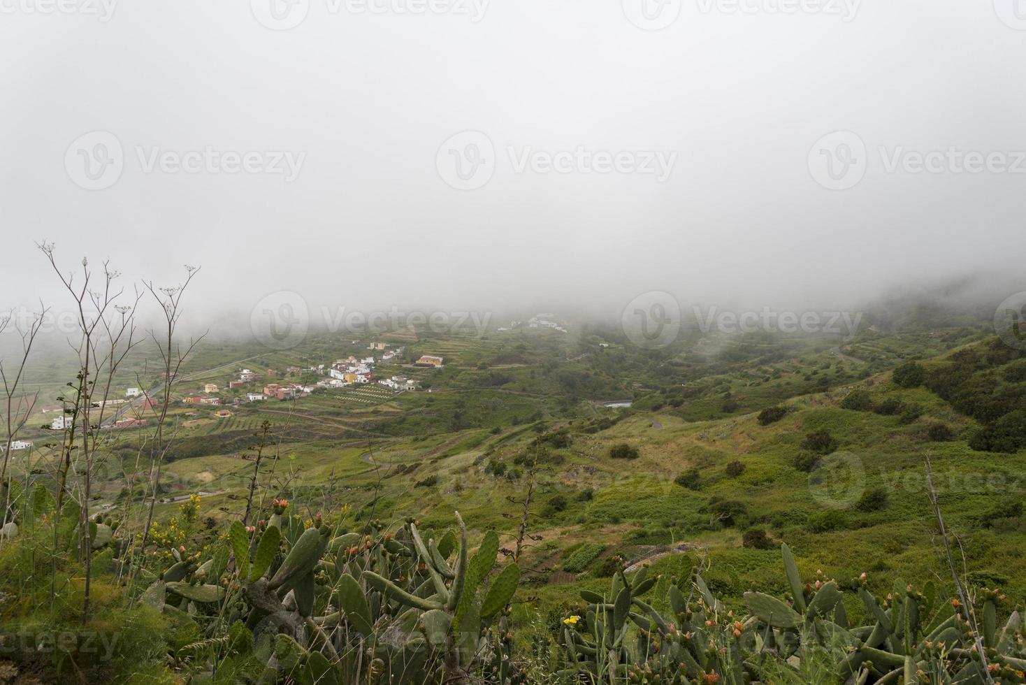 by under molnen, ovanifrån från berget foto