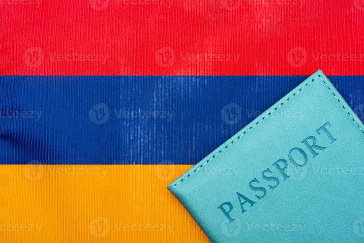 på bakgrunden av Armeniens flagga är ett pass. foto